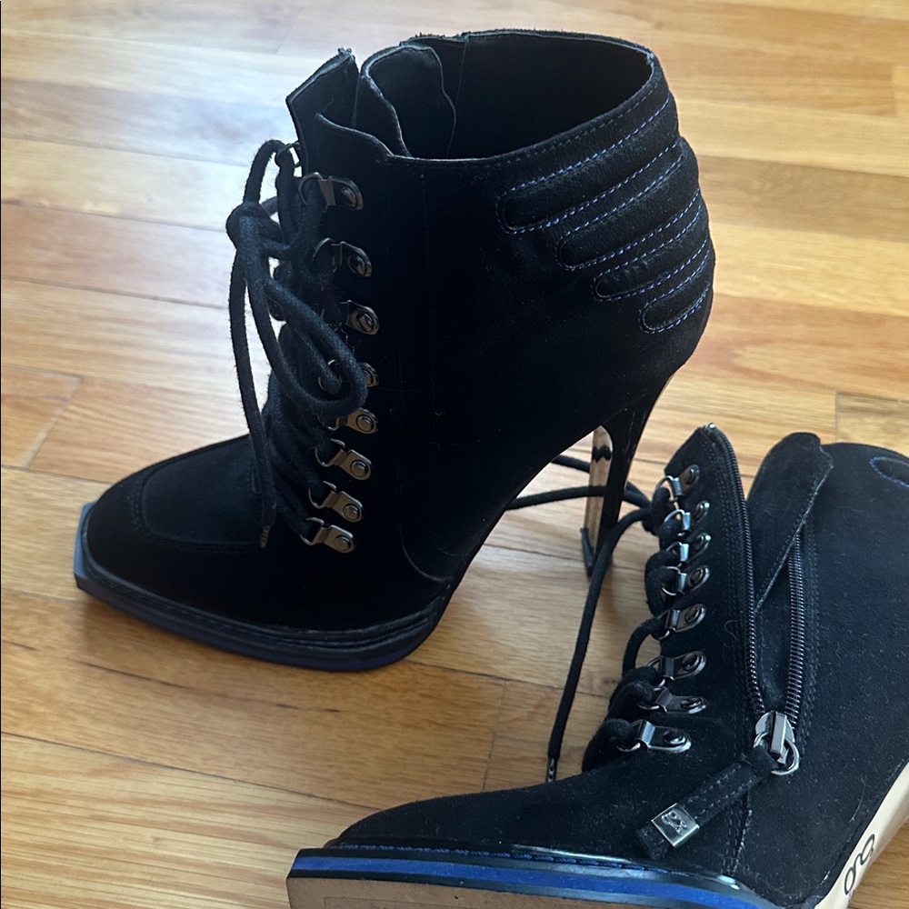 Gwen Stephanie/ size 8.5, lace up/zip up booties. Black/ royal blue detail